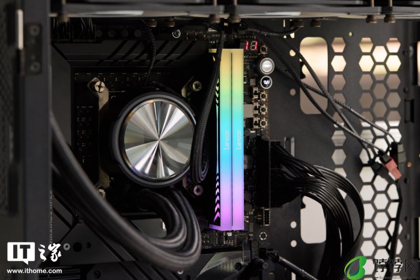 雷克沙战神之翼 ARES RGB DDR5 8000 内存图赏：炫彩白翼支持 RGB