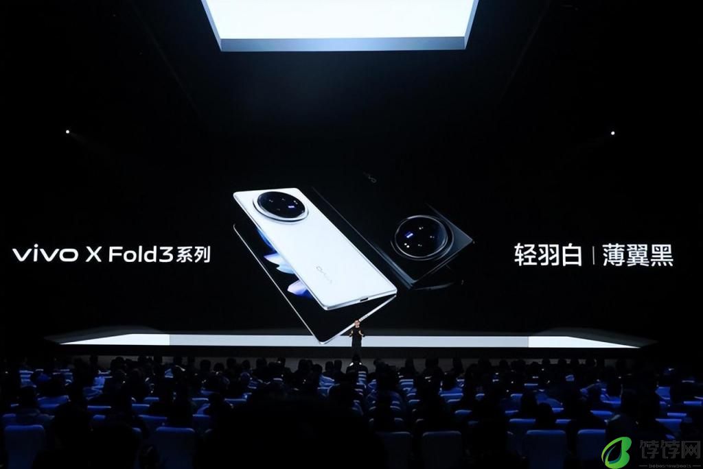  比直屏旗舰手机还要轻！vivo X Fold3 只有 219g