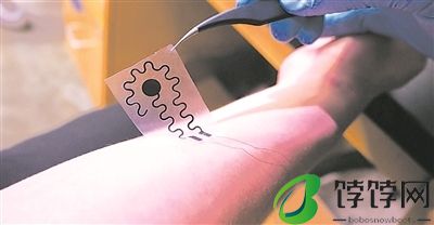 柔软弹性电极可用电信号模拟触觉有望用于虚拟现实等领域
