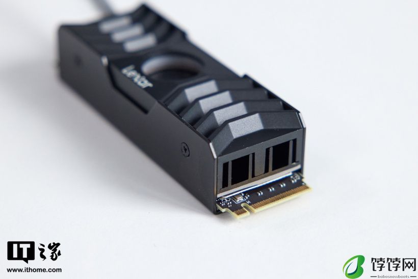 雷克沙 NM1090 PCIe5.0 Gen5x4 NVMe 固态硬盘体验:12000MB/s超高速读取,RGB 散热马甲是绝配