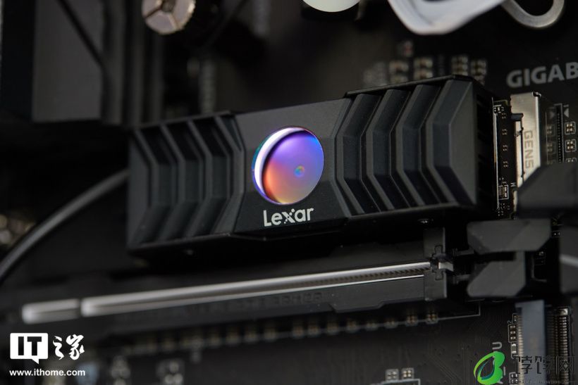 雷克沙 NM1090 PCIe5.0 Gen5x4 NVMe 固态硬盘体验:12000MB/s超高速读取,RGB 散热马甲是绝配