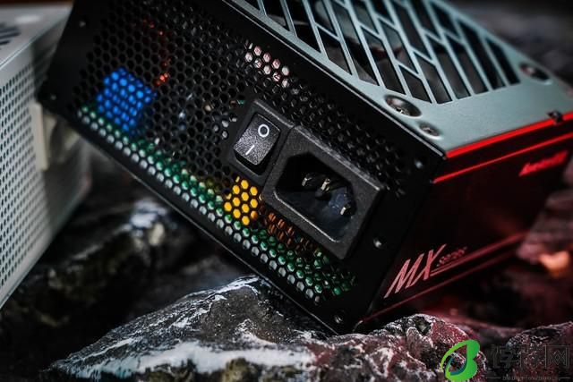  航嘉 MX750P 全模组电源评测：750W 的白金实力浓缩 