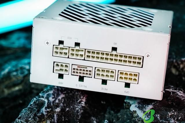  航嘉 MX750P 全模组电源评测：750W 的白金实力浓缩 