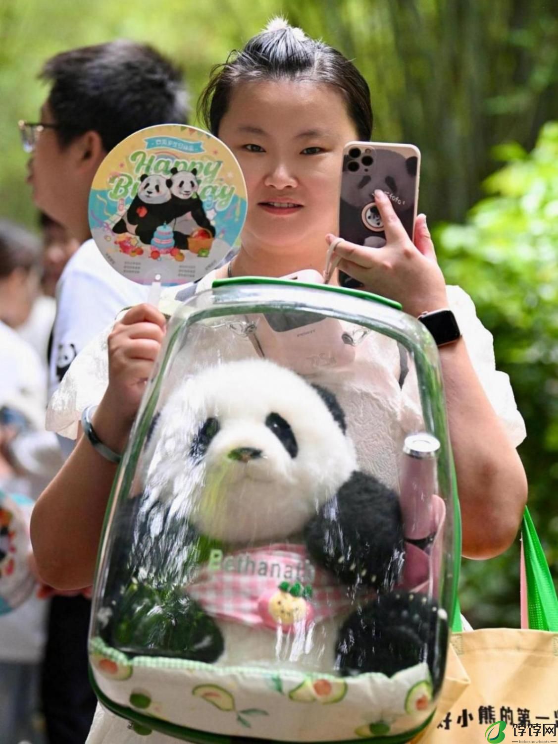 为熊猫界“三大顶流”庆生，粉丝通宵排队