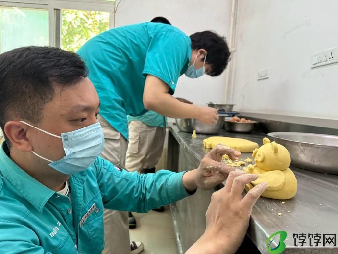 为熊猫界“三大顶流”庆生，粉丝通宵排队
