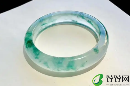 玉手镯和银手镯可以一只手戴一个吗2