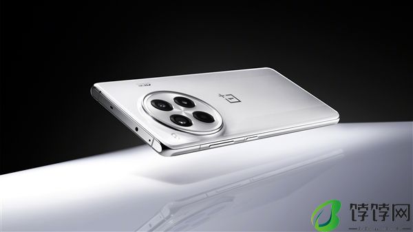 一加Ace 3 Pro超跑瓷典藏版官宣：陶瓷质感超越万元旗舰