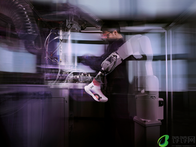 On昂跑 全球重磅发布高性能鞋面喷织科技LightSpray™ 实现 “空前之轻”