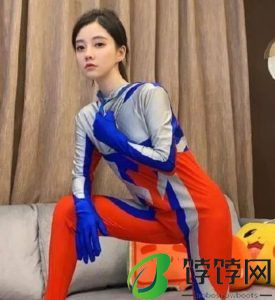 冯提莫身材变化真大，看到她cos的奥特曼，我绷不住了