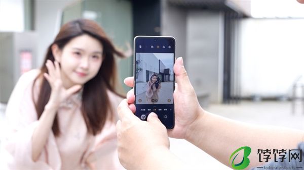 荣耀Magic V Flip上手：荣耀率先把小折叠外屏做成了主力屏