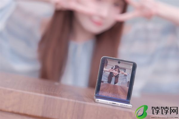 荣耀Magic V Flip上手：荣耀率先把小折叠外屏做成了主力屏