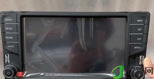 电瓶更换后显示器不亮的原因及解决方法（解决电瓶更换后显示器不亮问题的实用技巧）