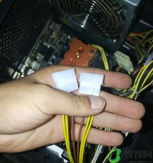 电瓶更换后显示器不亮的原因及解决方法（解决电瓶更换后显示器不亮问题的实用技巧）