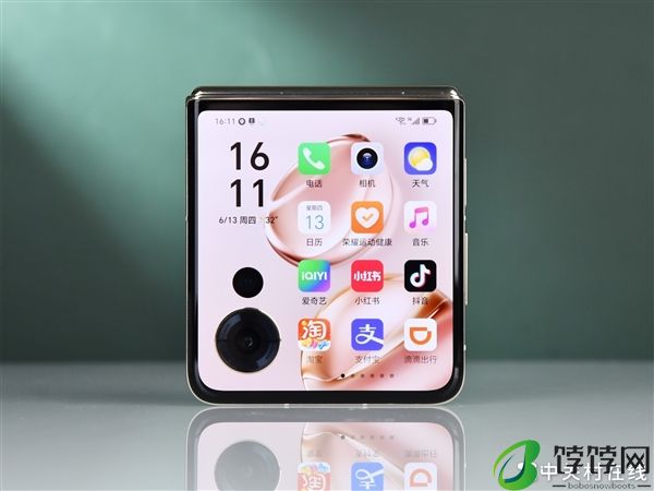 荣耀Magic V Flip上手：小巧身材 掌中巨幕