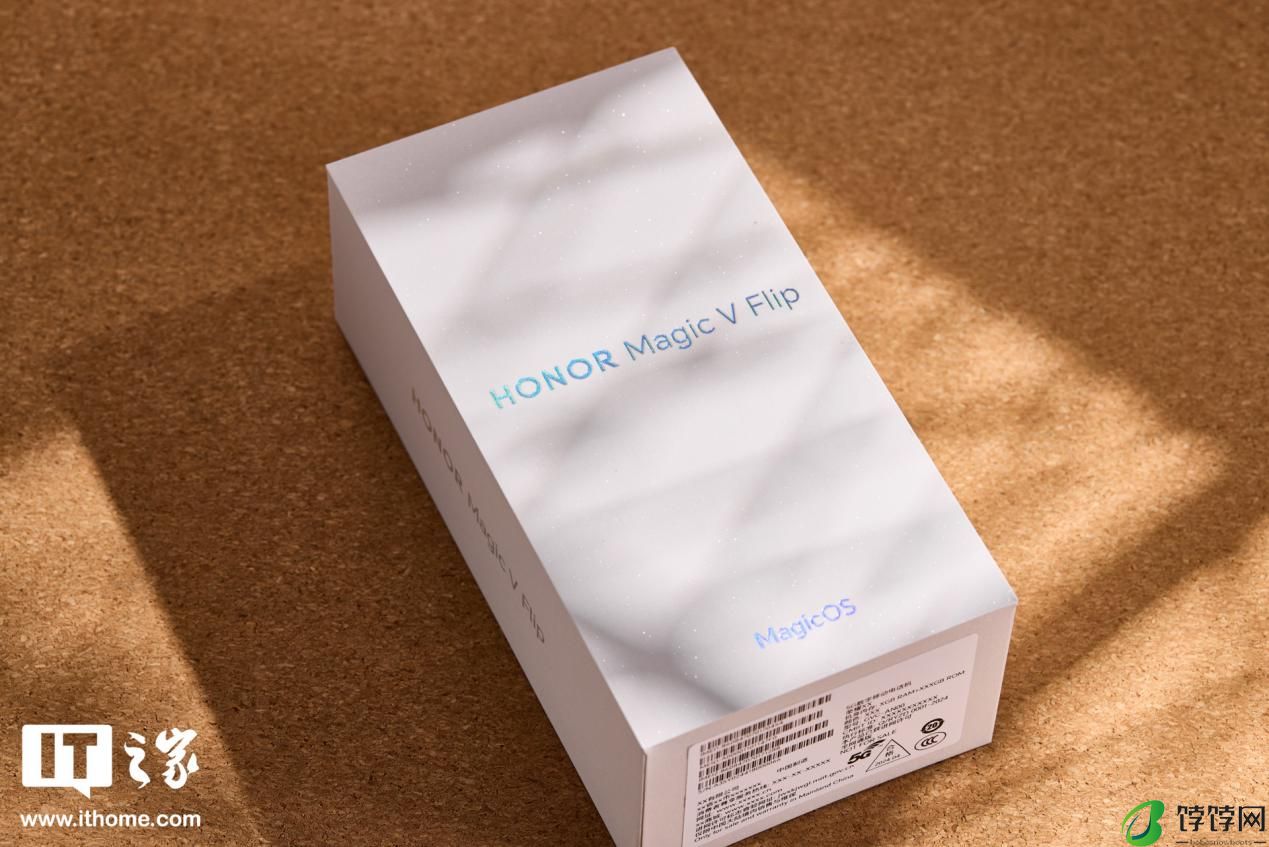 荣耀 Magic V Flip 手机图赏：拉高小折叠屏颜值上限