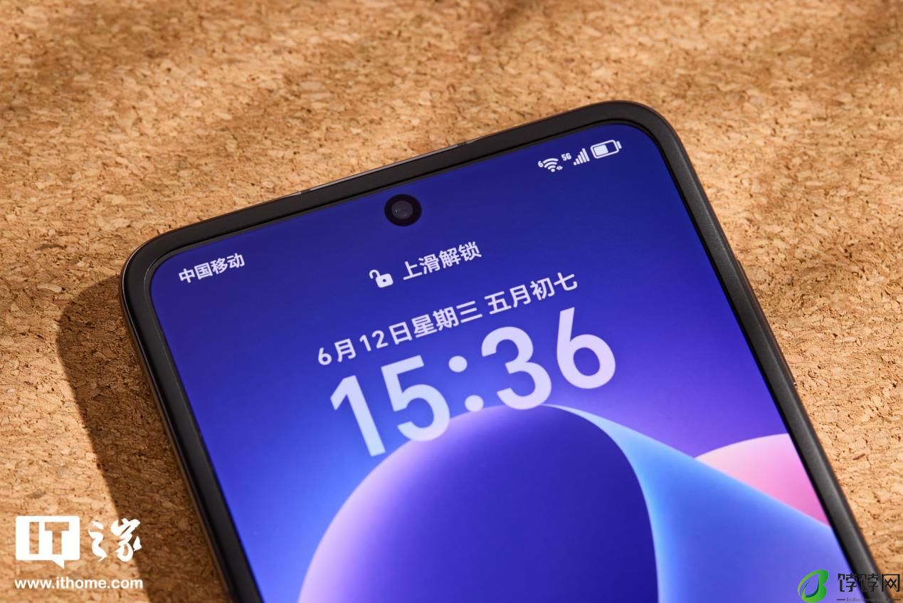 荣耀 Magic V Flip 手机图赏：拉高小折叠屏颜值上限