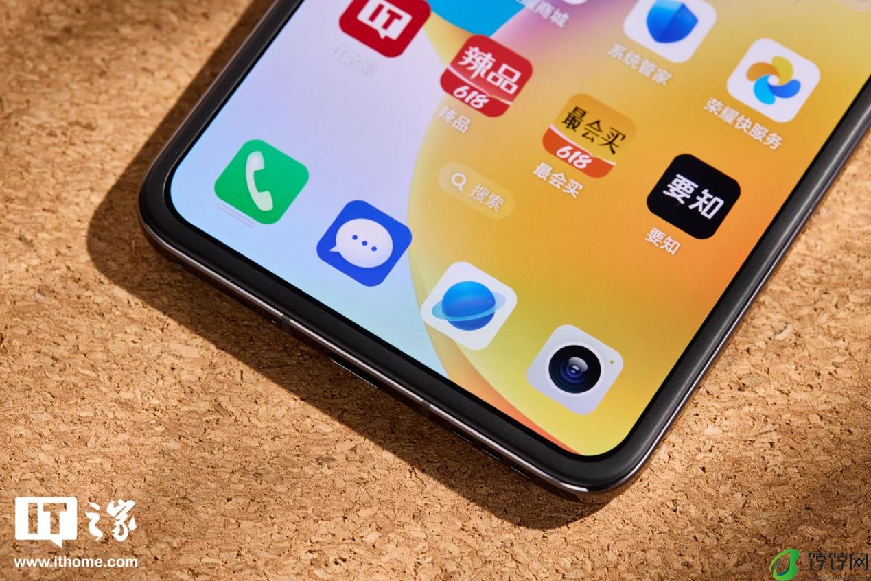 荣耀 Magic V Flip 手机图赏：拉高小折叠屏颜值上限