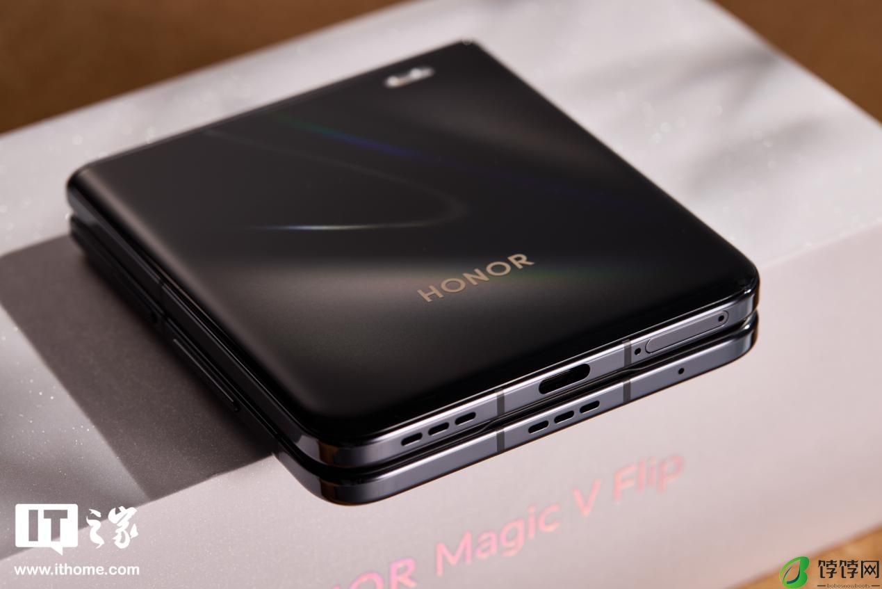 荣耀 Magic V Flip 手机图赏：拉高小折叠屏颜值上限