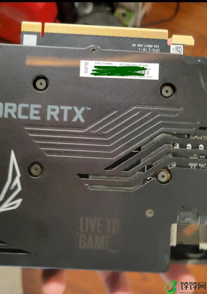 用户反馈内存 RGB 灯条导致显卡背板出现“烧痕”