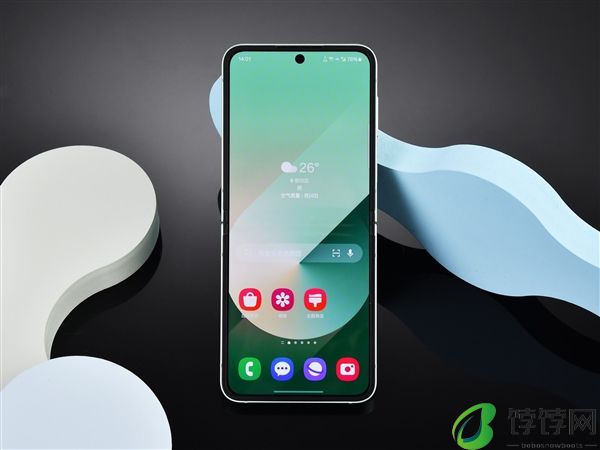 三星首款AI小折叠！Galaxy Z Flip6上手