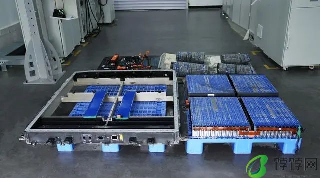 吉利官方直播拆解神盾短刀电池：30万公里实测检验