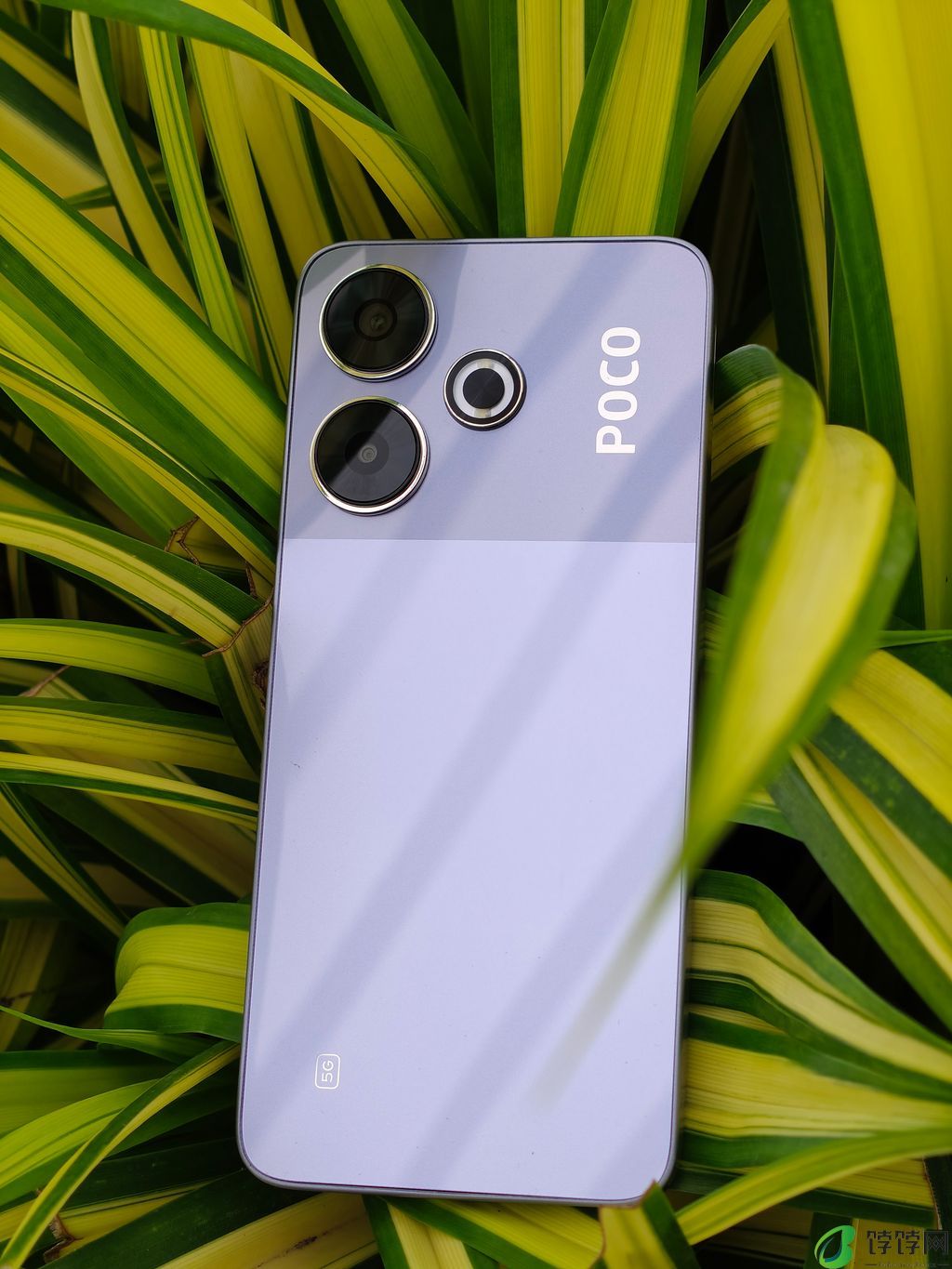 8 月 1 日发布,小米 POCO M6 Plus 5G 手机以及 POCO Buds X1 耳机实物照曝光