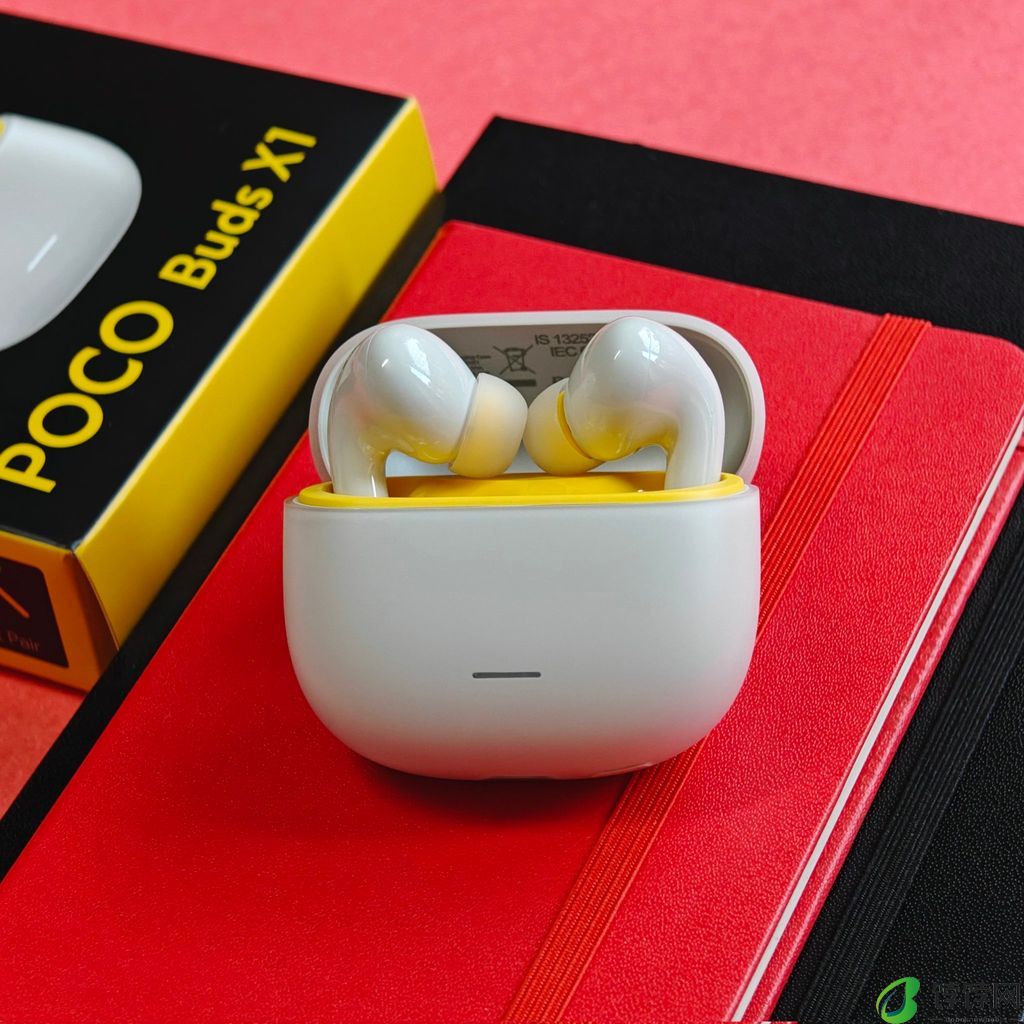 8 月 1 日发布,小米 POCO M6 Plus 5G 手机以及 POCO Buds X1 耳机实物照曝光