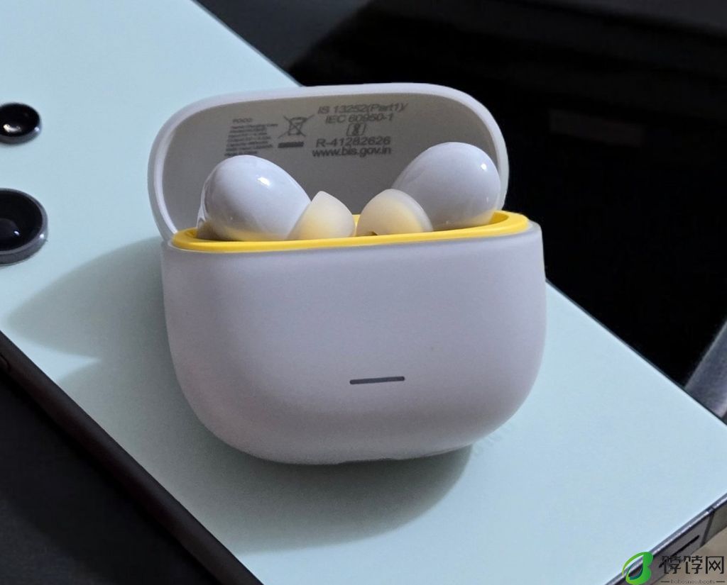 8 月 1 日发布,小米 POCO M6 Plus 5G 手机以及 POCO Buds X1 耳机实物照曝光