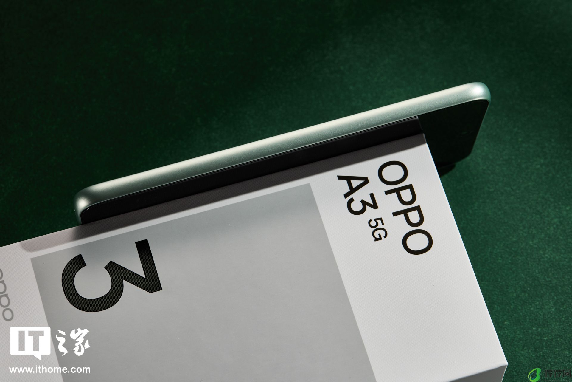OPPO A3「山涧绿」图赏:超耐磨晶钻工艺,号称“耐用战神”