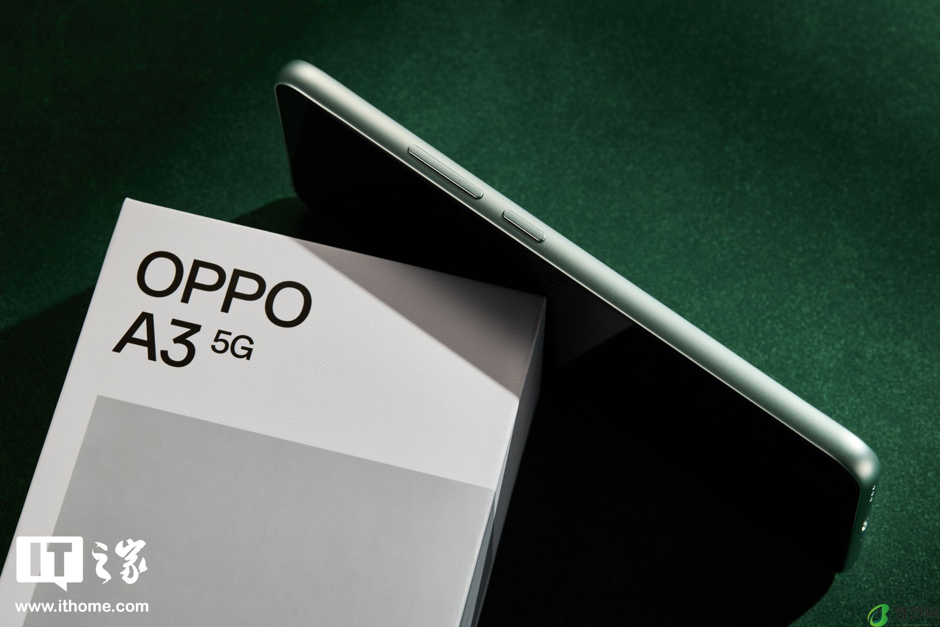OPPO A3「山涧绿」图赏:超耐磨晶钻工艺,号称“耐用战神”