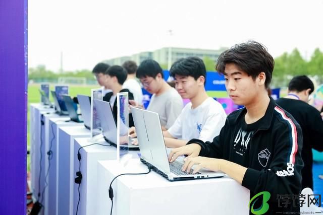  七彩虹 AI 快闪首秀西安，掀起校园 AI 体验热潮 