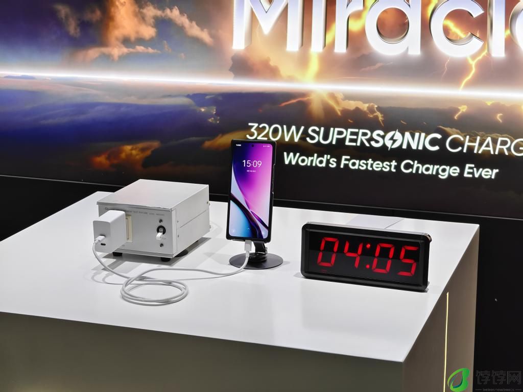  真 · 秒充，真我发布 320W 快充 + 折叠 4 电芯：4 分 30 秒充满 4420mAh 电池 