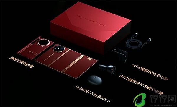 ‌华为 Mate XT 非凡大师震撼发布，全球首款量产三折叠手机