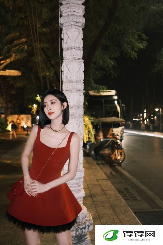 孟子义晒元宵营业照 穿红色吊带裙嘟嘴亲亲好养眼