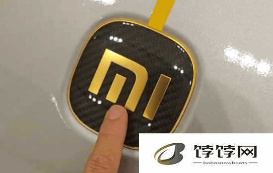 雷军揭秘：小米 SU7 Ultra 车标竟是 24K 镀金，别再想着抠标啦！