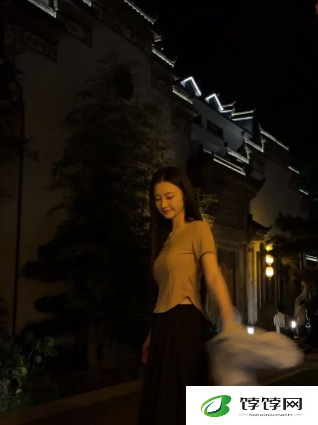 景甜穿紧身上衣性感养眼！露甜笑开心比耶状态佳