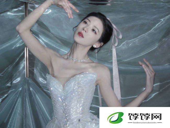 张予曦白色抹胸裙清新动人 化身优雅白天鹅气质佳