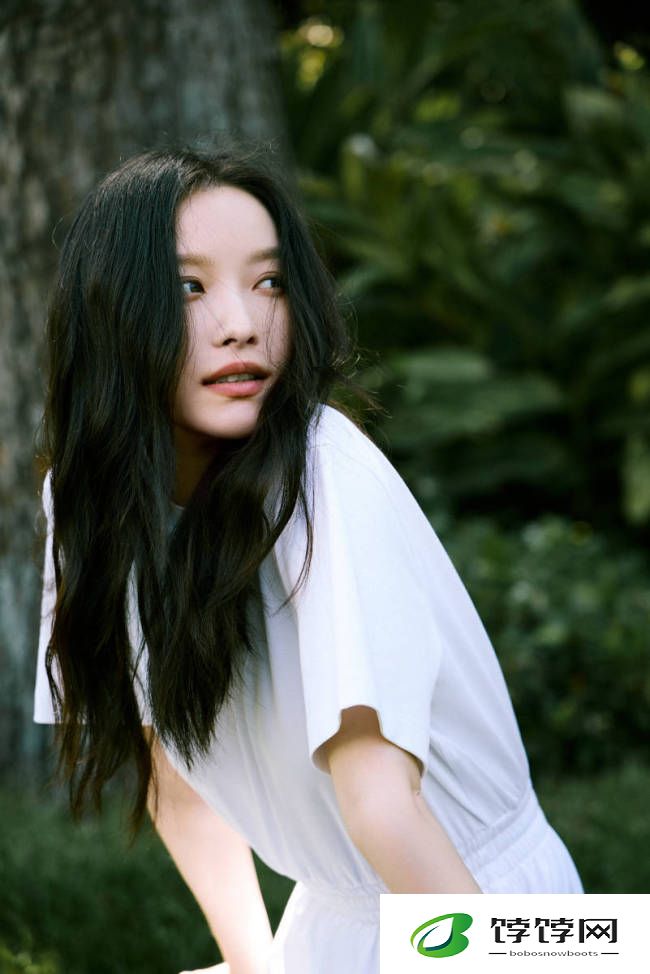 倪妮半敞外套大秀香肩 黑长直披发纯欲感拉满