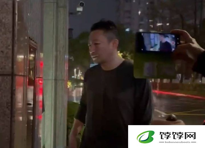 汪小菲台北雨中现身，全程沉默显凝重