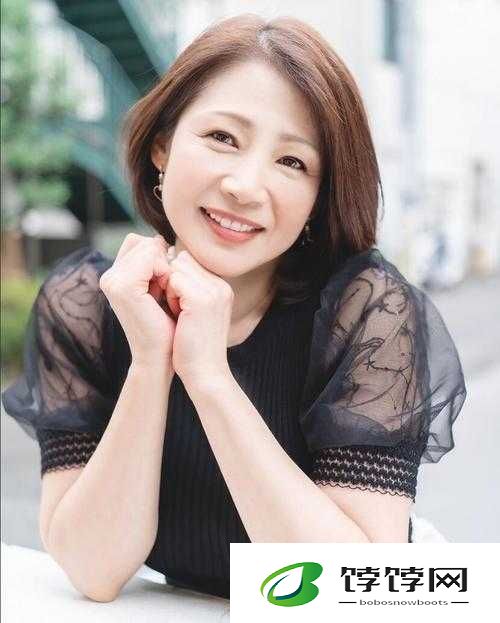 友田真希：演绎夏日风情的女神