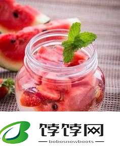 西瓜with草莓：夏日水果的甜蜜碰撞