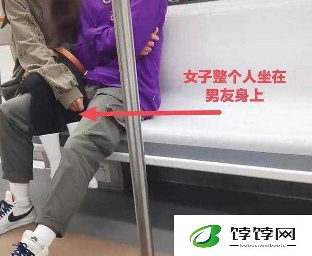女生在男生面前张腿坐姿是什么：揭秘社交场合中的坐姿礼仪与心理