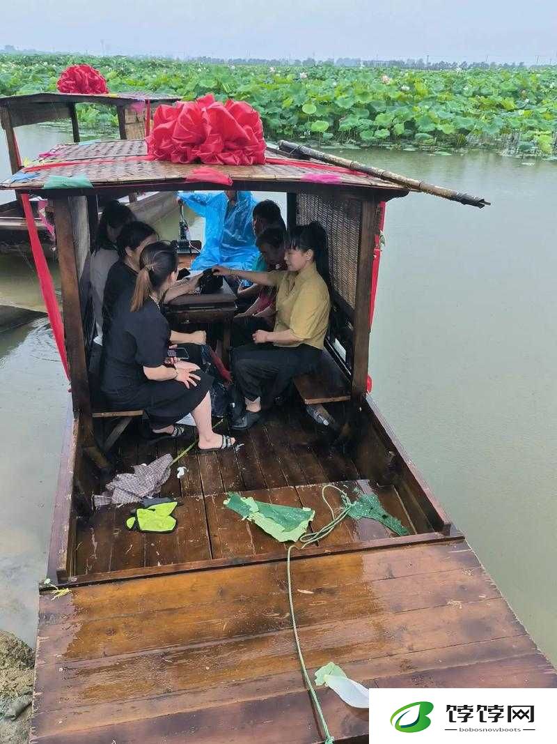 老人船上弄雨荷第十二集：惊爆眼球的水上传奇