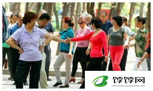 53 岁大妈山坡娱乐活动：掀起别样欢乐浪潮