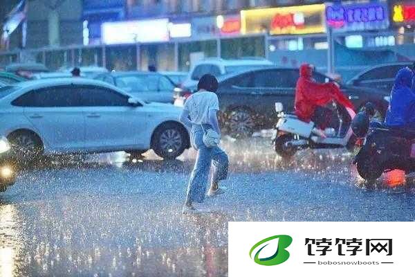 ju162外勤中突然下大雨：遭遇极端天气如何应对