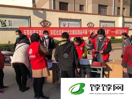 社区活动：她开始迎合小心孩子