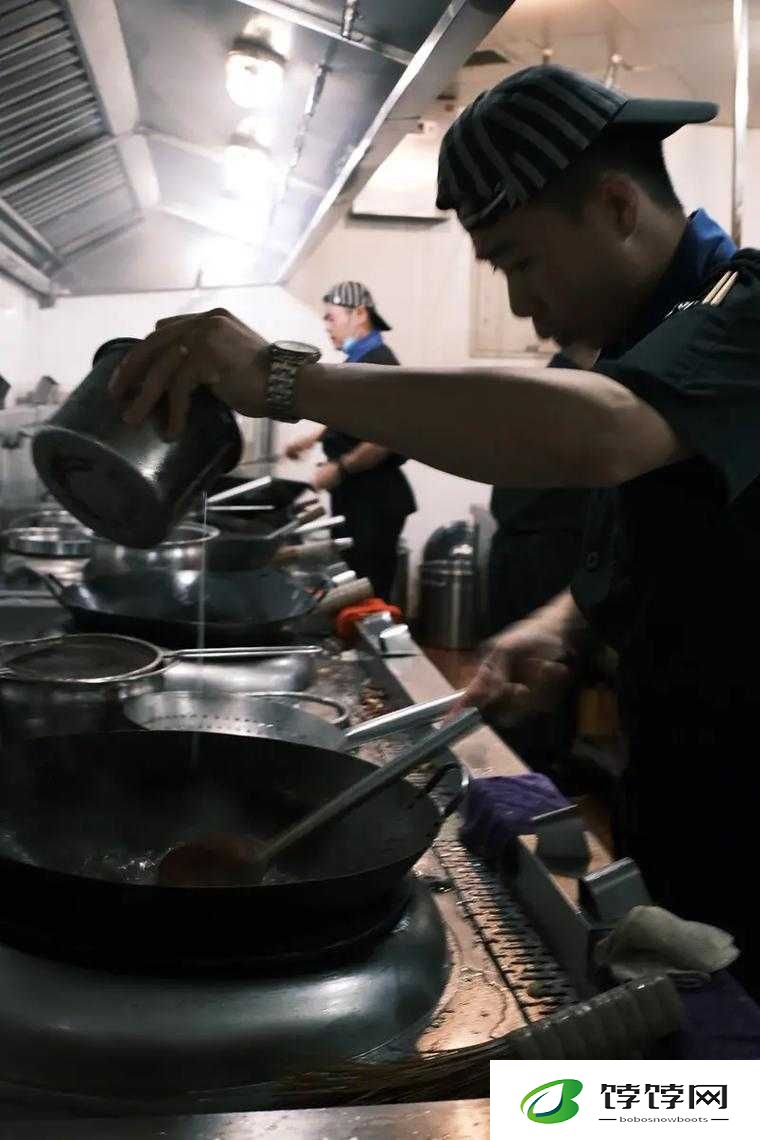 厨房里的叔叔阿姨真辛苦：揭秘餐饮背后的辛勤付出