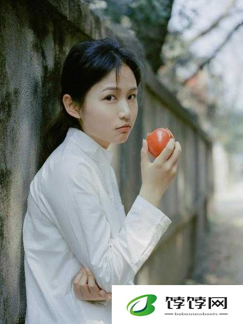 婀娜少女羞岁月无忧愁云裳：青春永驻的秘诀