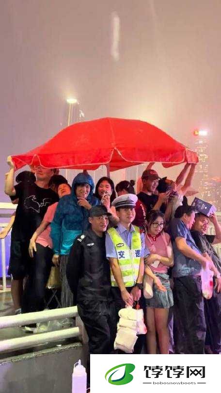 JUL532 外勤突然下大雨：众人忙躲雨