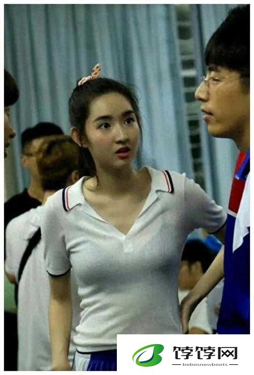 夏天校服透致 R 头凸出的尴尬情境
